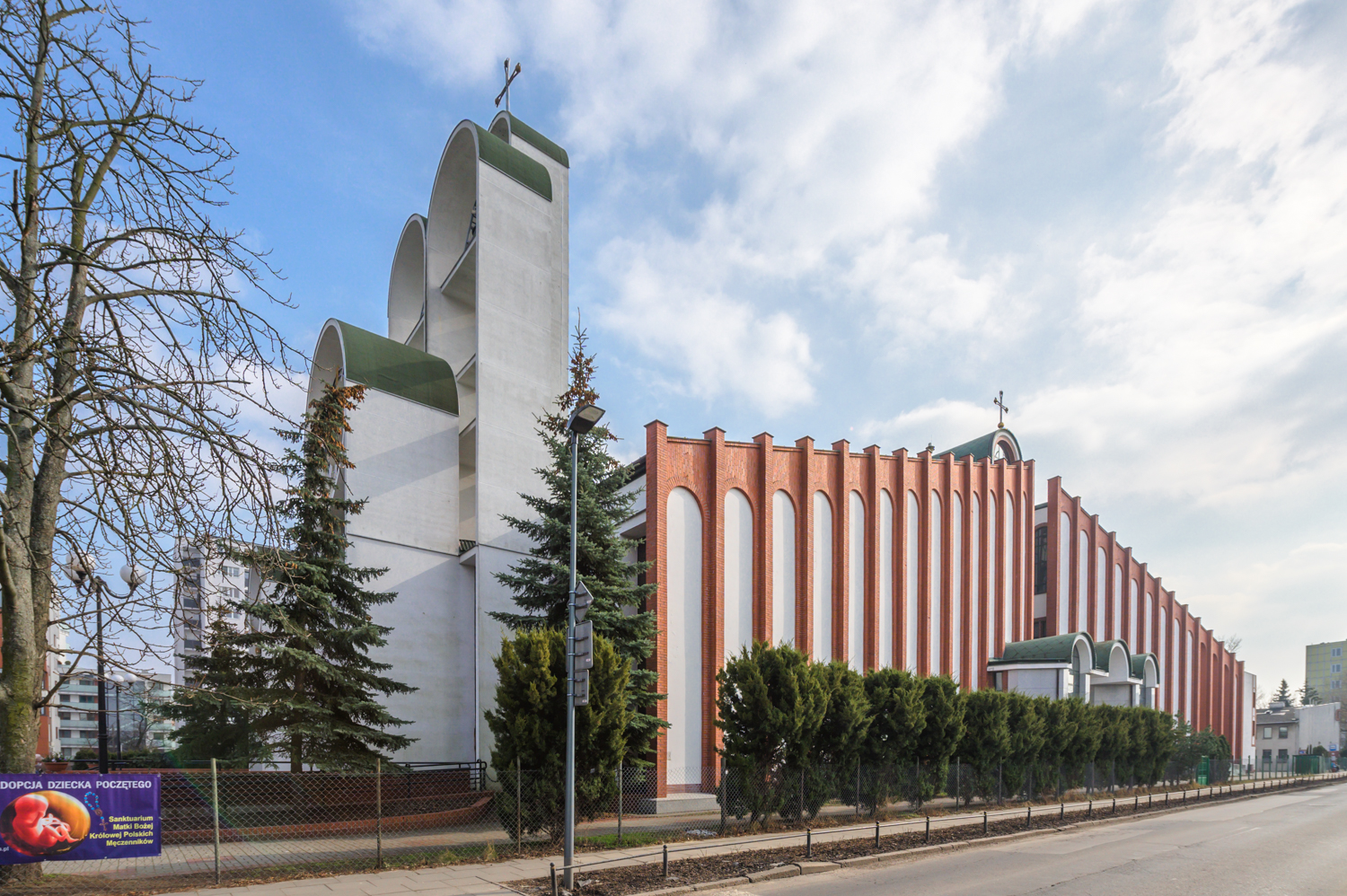 Zdjęcie architektury budynku Kościół Sanktuarium Matki Bożej Królowej Polskich Męczenników